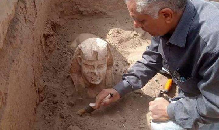 A curiosa esfinge sorridente descoberta em escavação no Egito