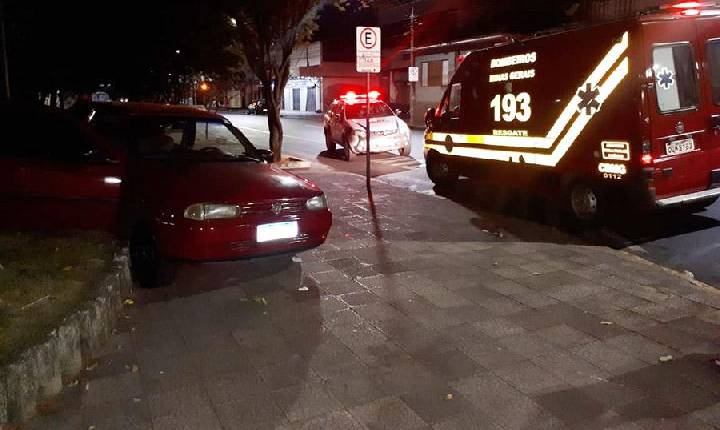 Batida entre carros deixa dois feridos e um dos motoristas foge do local