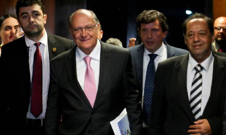 Bolsonaro reafirmou apoio à transição, diz Alckmin após encontro com o presidente