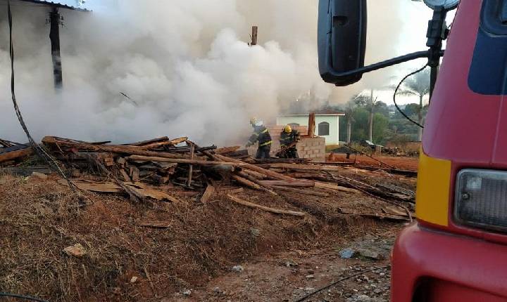 Bombeiros de Alfenas/MG combatem incêndio em madeireira localizada em Serrania/MG