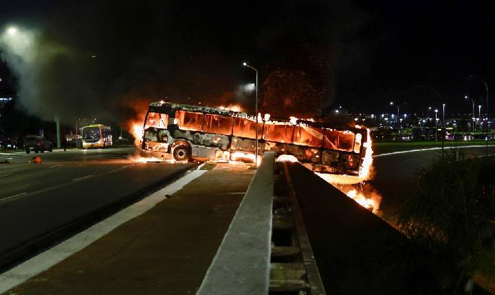 Brasília tem tumulto e ônibus queimados após tentativa de invasão à sede da PF