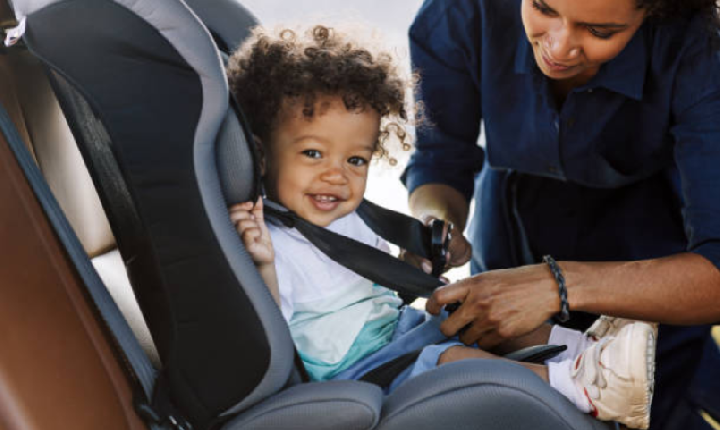 Cadeirinha, bebê-conforto ou assento? Saiba qual usar em cada idade e evite multas