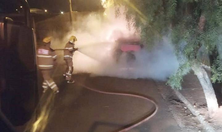 Carro pega fogo durante a madrugada de domingo.