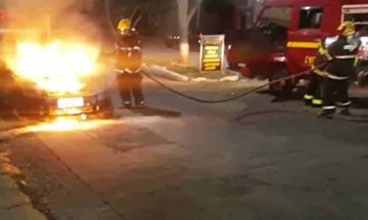 Carro pega fogo em Avenida em Alfenas(MG),motorista não teve ferimentos.