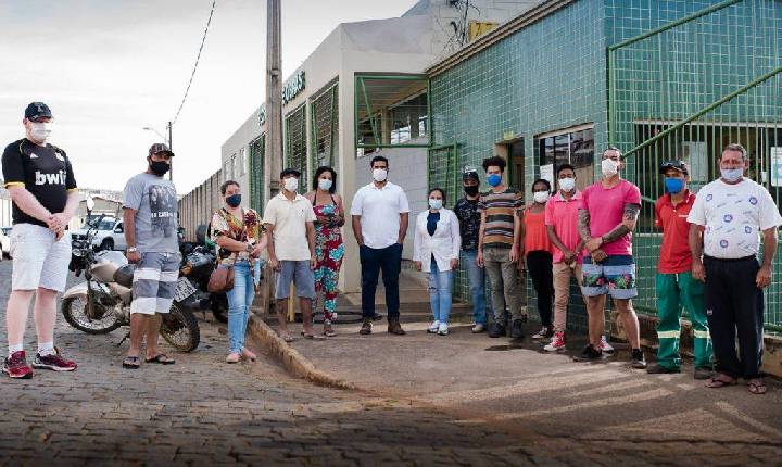 Colaboradores do setor de limpeza pública recebem primeira dose da vacina