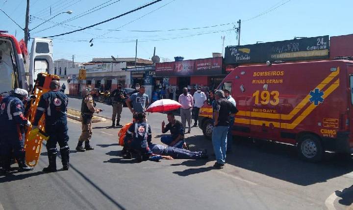 Colisão entre motos é registrada em avenida.