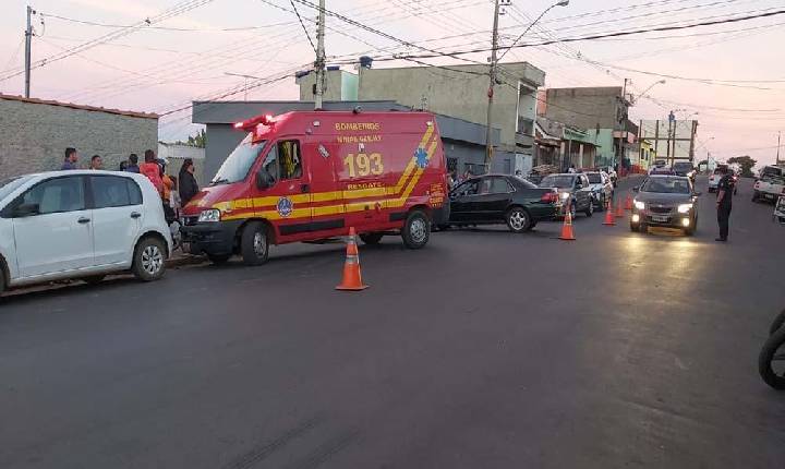 Colisão entre veículos na Avenida Lincoln Westin em Alfenas deixa uma vítima.