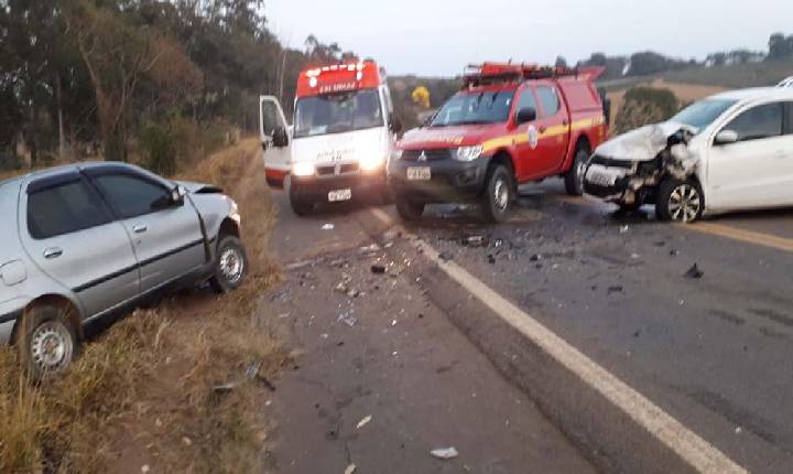 Colisão entre veículos na MG 453 deixa vítima presa nas ferragens.