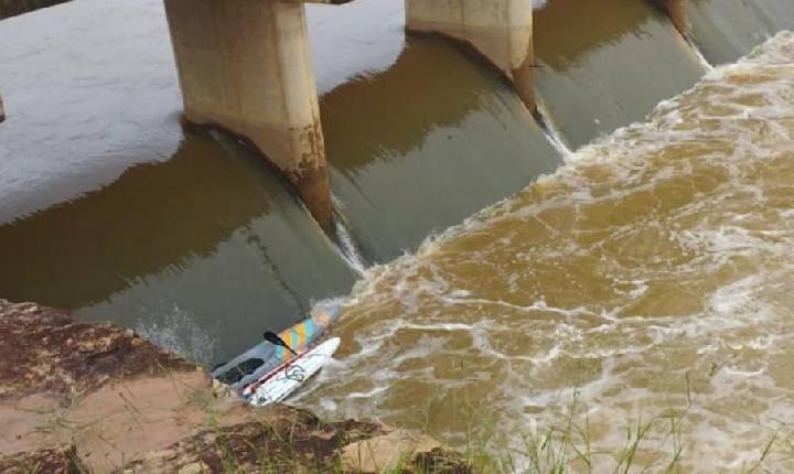 Corpo de Bombeiros busca homem que caiu e afundou enquanto fazia stand up paddle no Lago de Furnas em MG