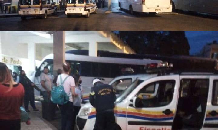 Dois ônibus são apreendidos por transporte clandestino de passageiros.
