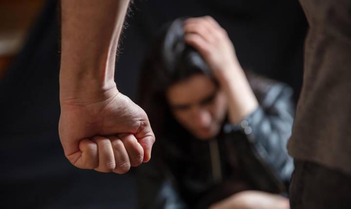 Epidemia de feminicídios expõe raízes históricas do ódio às mulheres no Brasil