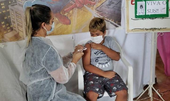 Extrema e Poços de Caldas anunciam falta de vacina infantil contra Covid-19.