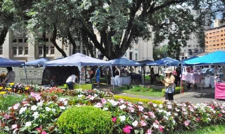 Feira de artes e artesanato de rua tem funcionamento ampliado durante feriado em Poços de Caldas-MG.