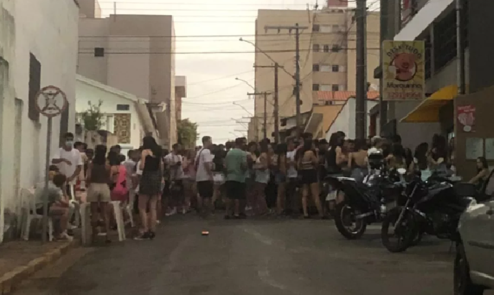 Festa clandestina é interrompida e organizadores multados.