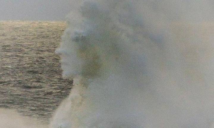 Fotógrafo captura 'rosto humano' em onda de mar em ressaca