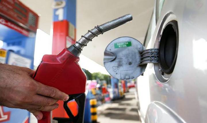 Governador defende medidas para controle do preço do combustível.