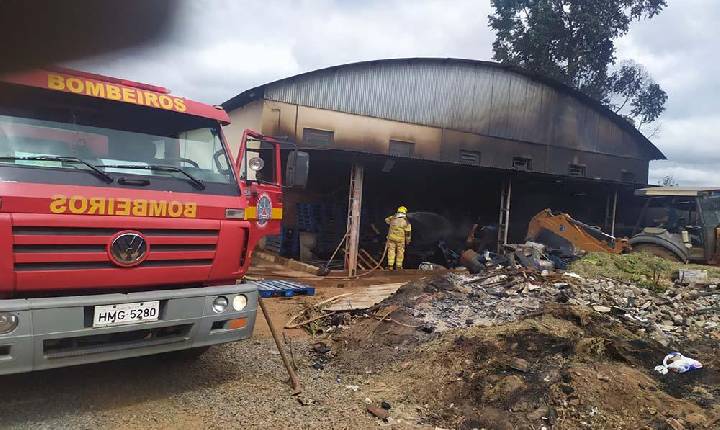 Incêndio atinge estabelecimento comercial em Alfenas/MG.