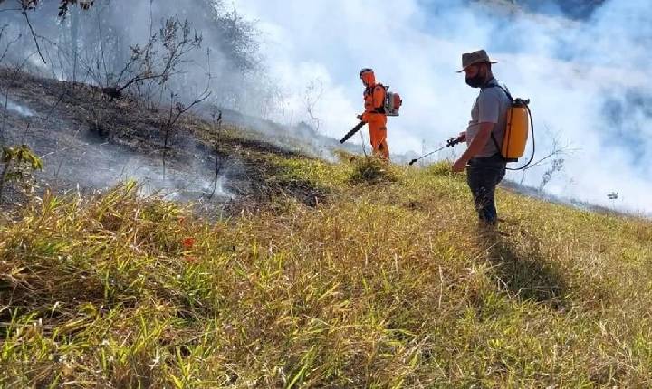 Incêndio atinge mata do Cristo de Pouso Alegre-MG.Incêndio teve início na tarde desta segunda-feira (12).