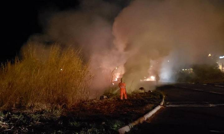 Incêndio é registrado às margens da rodovia em Alfenas-MG.