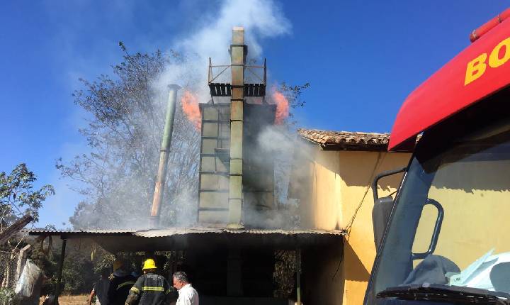 Incêndio em secador de café é controlado pelo Corpo de Bombeiros em Boa Esperança.