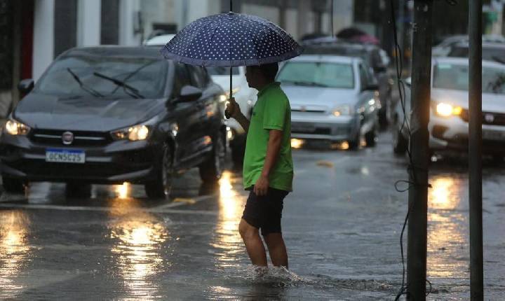 INMET emite alerta amarelo de chuvas intensas para 216 cidades de Minas Gerais