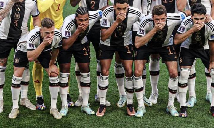 Jogadores da Alemanha tapam a boca durante foto oficial em meio a polêmica sobre braçadeiras