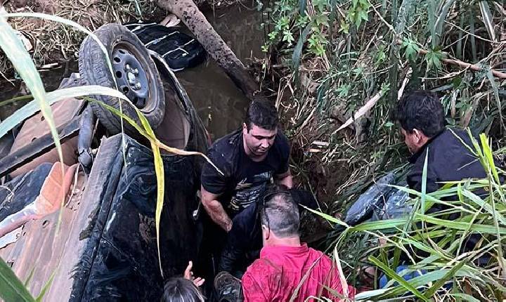 Militar do Corpo de Bombeiros de Alfenas resgata três vítimas de acidente com veículo que ficou submerso em córrego.
