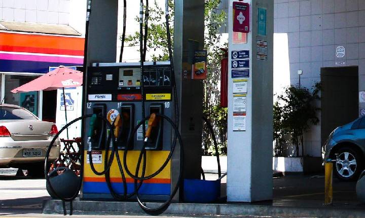 Ministério da Fazenda confirma que voltará a cobrar impostos sobre combustíveis