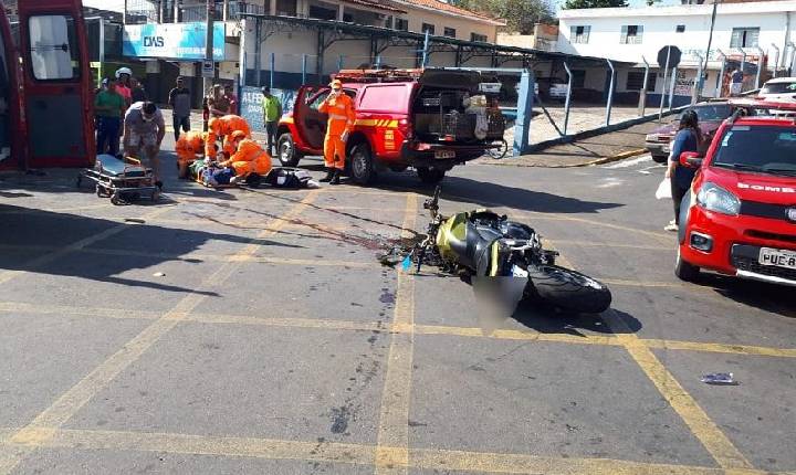 Motociclista fica ferido em acidente na avenida Governador Valadares