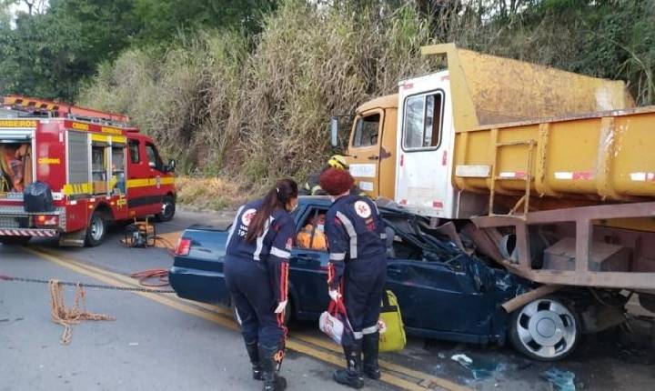 Motorista morre após colisão entre carro e caminhão.