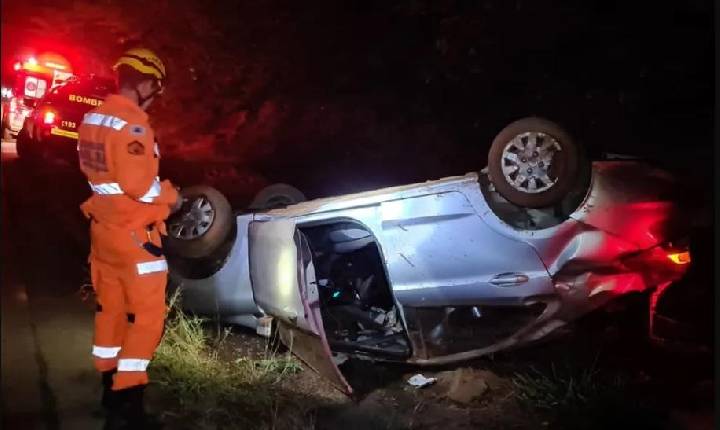 Motorista perde controle e capota carro perto da Ponte das Amoras, entre Alfenas e Campos Gerais, MG.