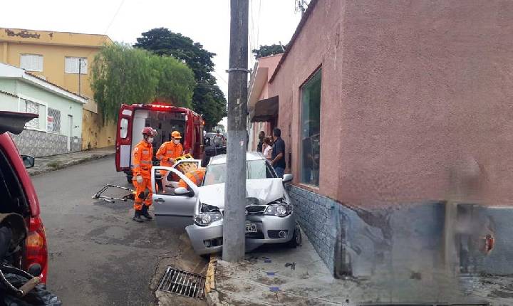 Motorista tem mal súbito e bate carro em poste.