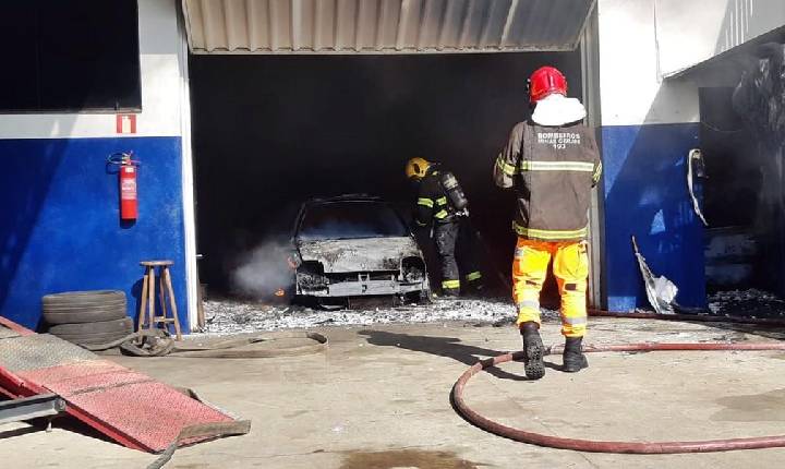 Oficina mecânica pega fogo e veículos são destruídos no bairro Faisqueira, em Pouso Alegre-MG.