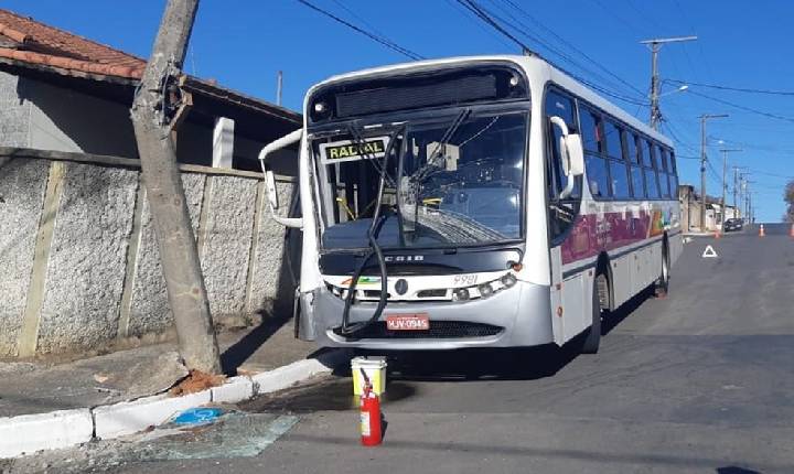 Ônibus de transporte público bate em poste e nove pessoas ficam feridas em Poços de Caldas/MG.