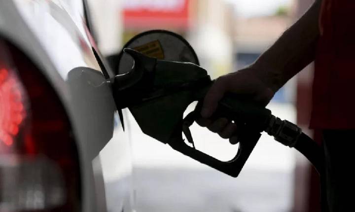 Petrobras anuncia alta de 7,46% em preços de venda da gasolina a distribuidoras.