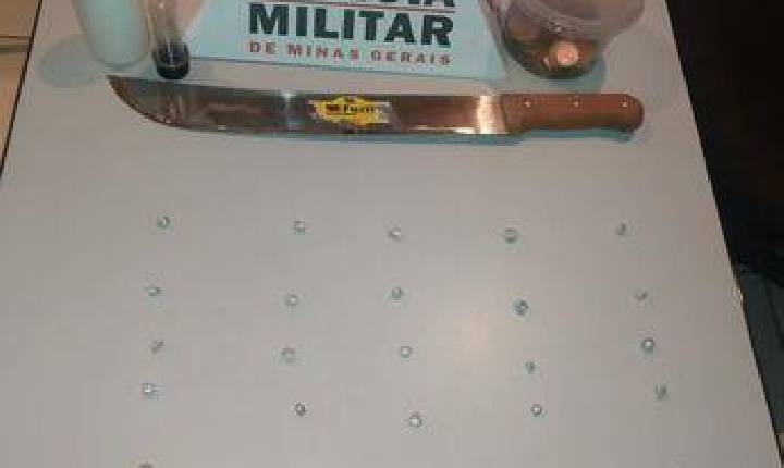 PM atende Violência Doméstica e prende autor com arma branca e Drogas em Monte Belo-MG.