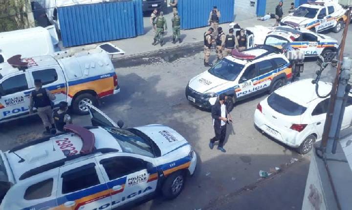 PM prende quadrilha com reféns dentro de galpão em Pouso Alegre.