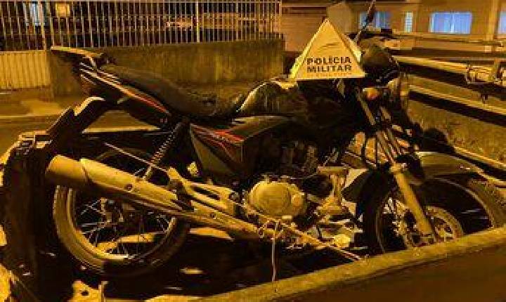 PMMG prende autor de furto e recupera motocicleta em Campos Gerais.
