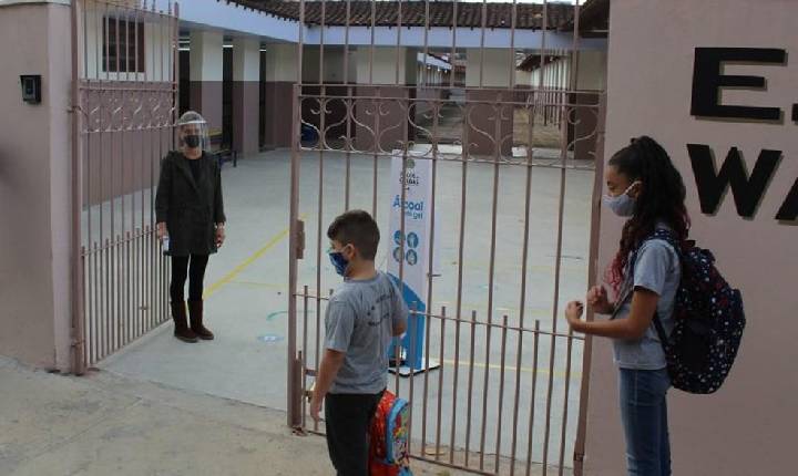 Poços de Caldas autoriza volta às aulas presenciais com 100% da capacidade das escolas.