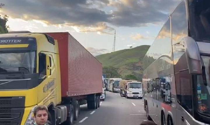 Protestos de caminhoneiros contra vitória de Lula bloqueiam estradas em vários estados
