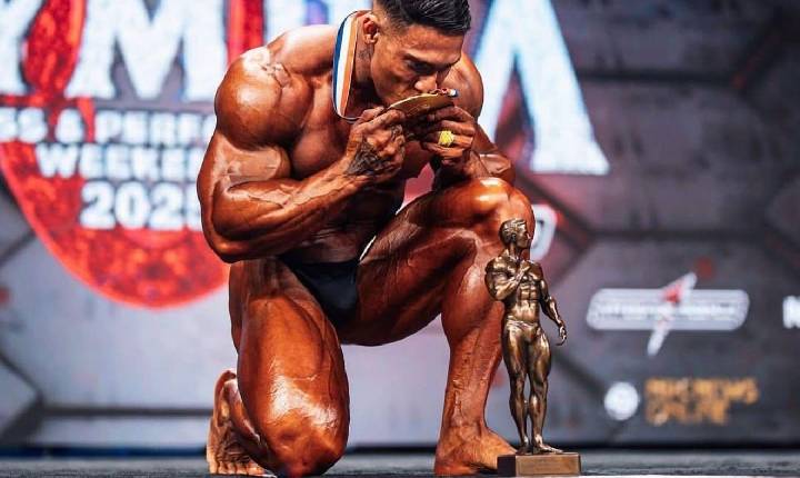 Ramon Dino faz história e vence o Mr. Olympia 2025