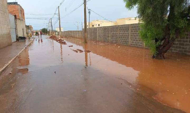 Temporal causa alagamento em Rua no Jardim São Paulo, em Alfenas-MG.