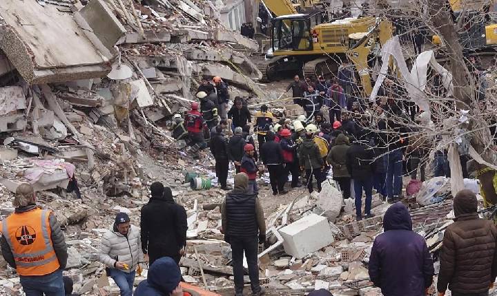 Turquia registra segundo forte terremoto; número de mortos passa de 2,5 mil.