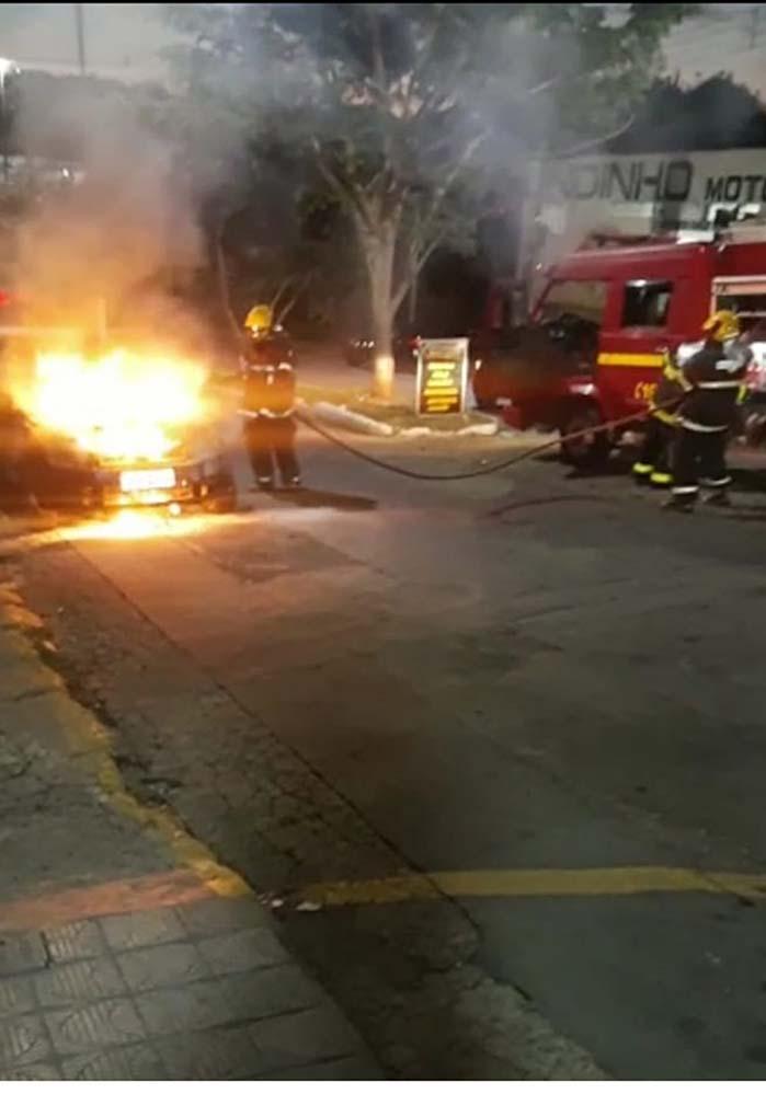 Carro pega fogo em Avenida em Alfenas(MG),motorista não teve ferimentos.