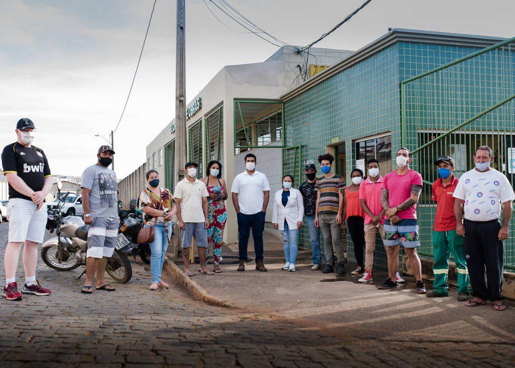 Colaboradores do setor de limpeza pública recebem primeira dose da vacina