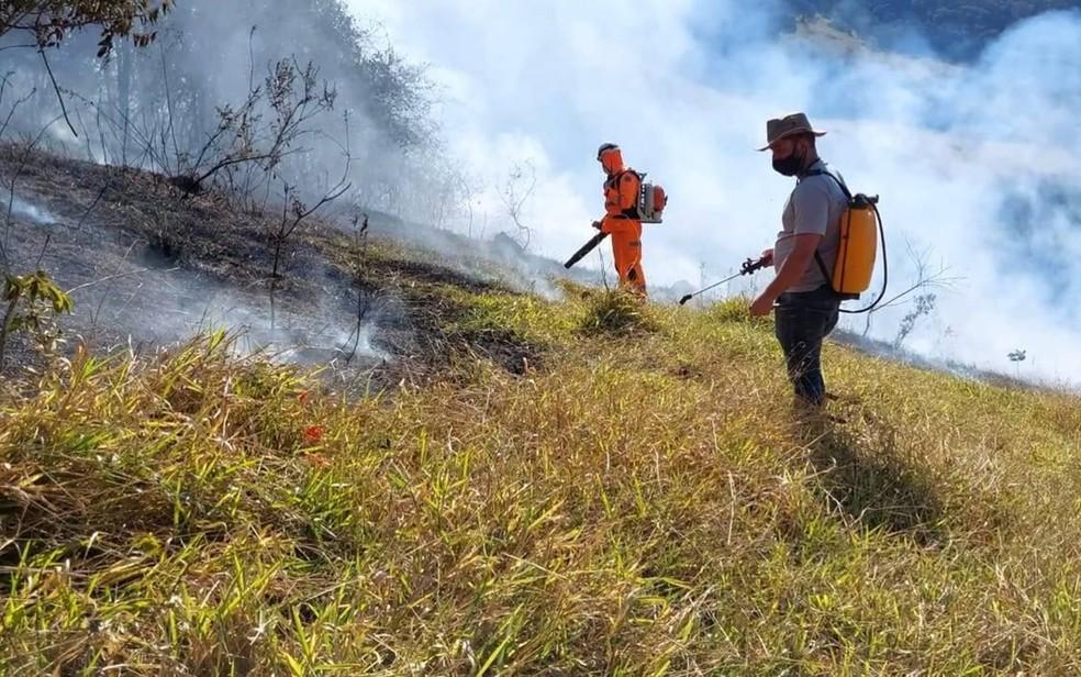 Incêndio atinge mata do Cristo de Pouso Alegre-MG.Incêndio teve início na tarde desta segunda-feira (12).