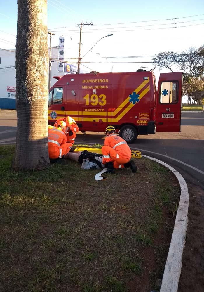 Motociclista fica ferido em acidente na Avenida Governador Valadares em Alfenas/MG