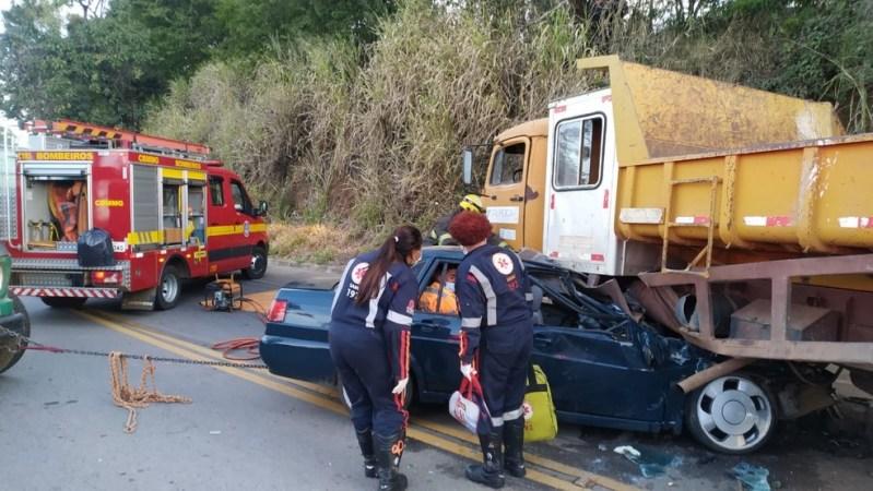 Motorista morre após colisão entre carro e caminhão.