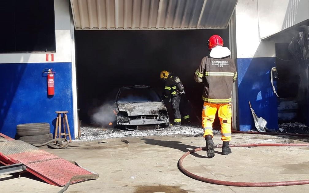 Oficina mecânica pega fogo e veículos são destruídos no bairro Faisqueira, em Pouso Alegre-MG.