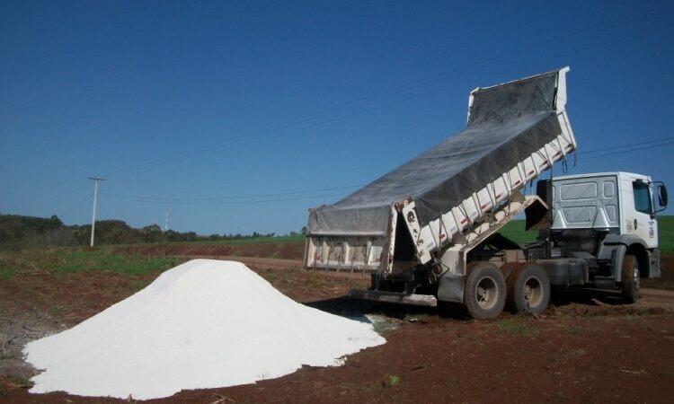 Secretaria de Agricultura e Meio Ambiente realiza transporte de calcário.